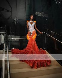Nieuwe Sparkly Oranje Zeemeermin Prom Dress 2024 Voor Zwarte Meisjes Glitter Kraal Kristallen Veren Avond Party Gown Robe De Bal