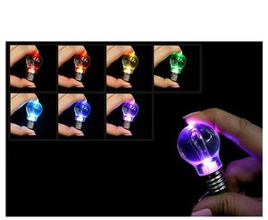 Nuevo especial luminoso Mini siete colores bombilla llavero mochila colgante accesorios creativo pequeña linterna llave lámpara