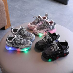 Nuevos zapatos de primavera y otoño para niños, zapatos deportivos para niños pequeños, malla con luz LED, moda transpirable, zapatillas informales para correr para niños X0703