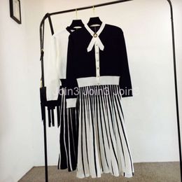 Nieuwe lente herfst mode dames elegante zwart witte kleurblok boog kraag parelknoppen gebreide trui en geplooide lange rokkleedkleding