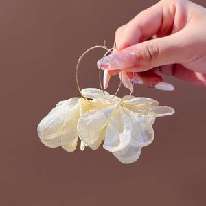 Nieuwe voorjaarsstof gekleurde bloem overdreven kleine en verse oorbellen voor vrouwen