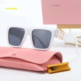 Nouveau printemps M Home Mui Street Shot minimaliste Classic Sunglasses Winschields Lettre les jambes Big Square Frame avec Case 914