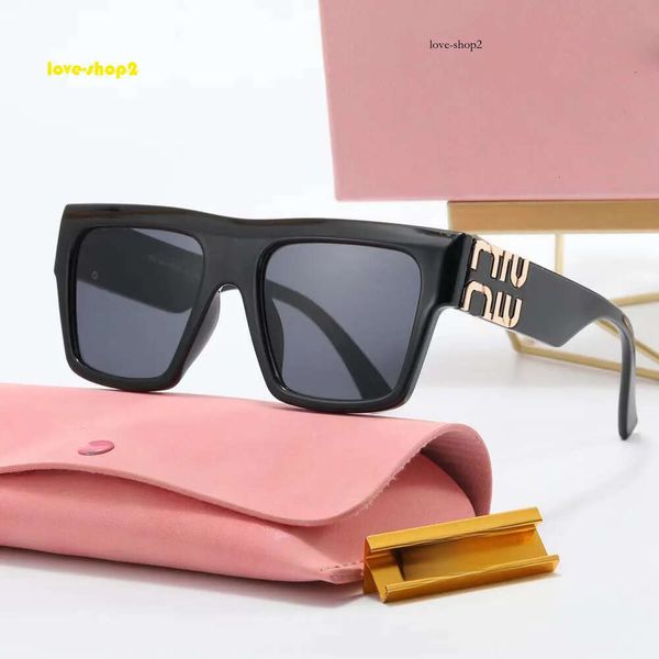 Nouveau printemps M Home Mui Street Shot minimaliste Classic Sunglasses Winschields Lettre les jambes Big Square Frame avec cas 921