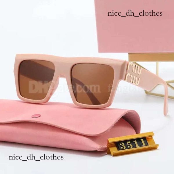 Nouveau printemps M Home Mui Street Shot minimaliste Classic Sunglasses Winschields Lettre les jambes Big Square Frame avec Case 624