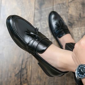 Nieuwe lente mannen casual lederen schoenen zakelijke kantoor mode bruiloft schoen mannen flats rijden slip op man schoen groot formaat 48