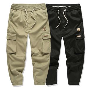 Nieuwe lente/zomer minimalistische werkkledingbroeken voor herenmode en casual multi -tas broek, bijgesneden broek M525 63