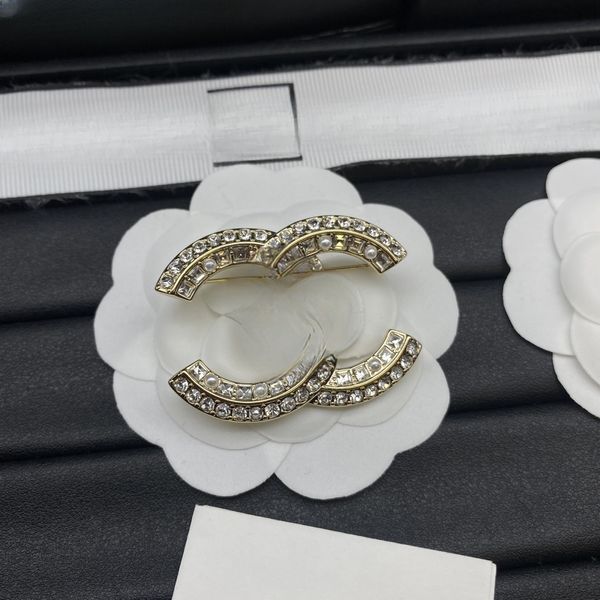 Nouveau foret carré Broche de lettre de diamant complète Petit vent parfumé Advanced Send Brass Broch Fashion Joker Light Luxury Accessoires