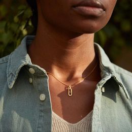 Nouveau collier de verrouillage de lettre en argent sterling avec un design unique pour la tendance de la chaîne de clavicule courte haut de gamme pour femmes