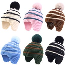 NIEUWE STRIPE Winter Baby Beanie Cap jongens Girls Winter Warm Knit oorbeveiliging Cap voor peuter Koreaanse grote pompom Kids Crochet Hat