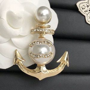 Nieuwe Stijl Anker Broches Dames Diamanten Broche Designer Pins Sieraden Parel Pin Verzilverd Merk Letter Broche Veelzijdig Bruiloft Verjaardagscadeau