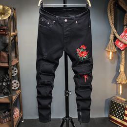 Nouveau style noir brodé fleur rose jeans stretch hommes déchiré trou jeans pantalons à la mode 2021 mode slim pantalon en denim décontracté