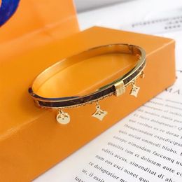 Nuevo estilo Pulseras Mujer Brazalete Diseñador Carta Joyería Cuero de imitación Chapado en oro de 18 quilates Pulsera de acero inoxidable Brazalete Moda Jewel328D