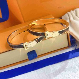 Bracelets de nouveau style Femmes Bangle Designer Lettre bijoux Faux Cuir 18K Gold plaqué en acier inoxydable pour femmes accessoires de mariage S0223 H5PQ H5PQ