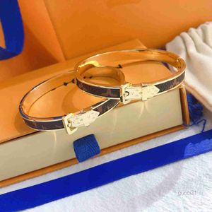 Nieuwe stijl armbanden dames armband designer brief sieraden faux leer 18k goud vergulde roestvrij staal dames polsband bruiloft accessoires s0223 jgqx