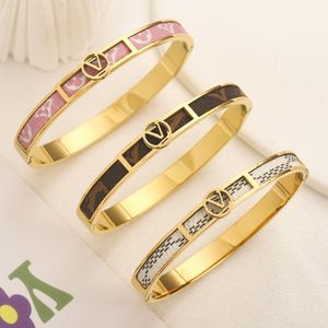 Bracelets de nouveau style Femmes Bangle Designer Lettre bijoux Faux Cuir 18K Gold plaqué en acier inoxydable pour femmes