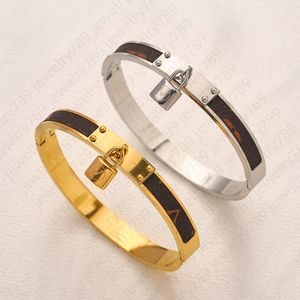 Nuevo estilo Pulseras Mujer Brazalete Diseñador Joyería de lujo Sello Cuero 18K Chapado en oro Pulsera de acero inoxidable Regalos de boda para mujer al por mayor