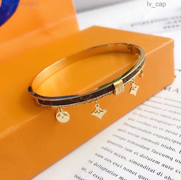 Bracelets de nouveau style Femmes Bangle Designer Lettre bijoux Faux Cuir 18K Gold plaqué en acier inoxydable Cuff Bijoux Fashion Bijoux S070 8408