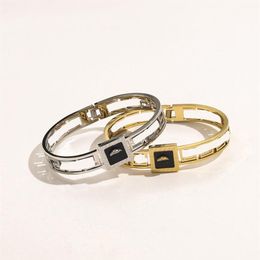 Nuovi braccialetti di stile Bracciale da donna Gioielli di design di lusso Placcato in oro 18 carati Acciaio inossidabile Amanti del matrimonio Regalo Braccialetti Accessori W297j