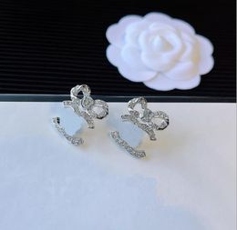 Nieuwe stijl merkontwerpbrief oorbellen luxe 18k goud vergulde high -end kristal strass rhinestone geometrische bowknot oorr earring vrouwen bruiloft joods ear stud accessoires