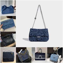 Nouveau style en jean Sac à main de sac à main Mini Flip Handsbag Hands Blue Blue Denim Canvas en forme de coeur Ajustement en argent Silver Sprle Bage pour femmes 2024