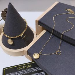 Nouveau style designer plaqué or 18 carats ensembles de bijoux mode femmes bracelet collier ras du cou marque lettre en acier inoxydable pendentif colliers accessoires