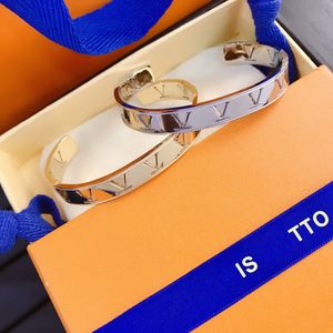 Bracelets de créateurs de nouveau style femme manchette creux bijoux bijoux bracelet en acier inoxydable en or cadeaux de mariage