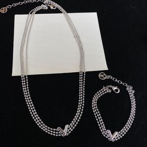 Nuevo estilo Diseñador Pulsera de cadena de oro Pulseras para mujer Joyería de amor Carta de lujo Colgante trébol Pulsera para mujer Charm necklace.Earring 13