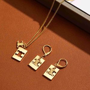 Les créateurs de nouveau style définissent des boucles d'oreilles de collier pendentif carré en or 18 carats pour les bijoux de fête de la mode
