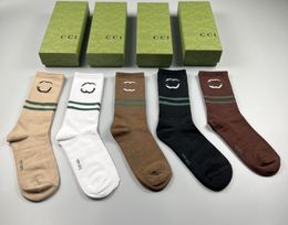 Nuevas marcas de diseñadores de diseñador de estilo Luxe Sports Four Season Mesh Letter Bordery Sock Algody Men and Women Calcetines con caja para regalo