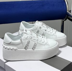 Nieuwe stijlontwerpers sneaker band met studs schoenen wit platform spike trainer dik bodem spikes vrouw schoen dikke casual tennis