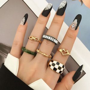 Nieuwe stijl oorbellen zwart -wit dambord gegoten vierkante groene hars ring set