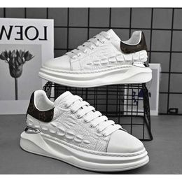 Nuevo estilo Francia Marca Moda Zapatos blancos zapatillas de deporte Cuero genuino Mocasines para hombre Brillo Hecho a mano Hombres Zapatos casuales Resbalón en fiesta Boda Pisos para hombre