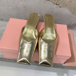 Nuevo estilo blanco Oro plata Punta cuadrada Mules zapatillas diapositivas para mujer Estilo simple Sandalias de tacón bajo cuero Alta calidad Diseñador de lujo Zapatos Mueller