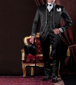Nieuwe Stijl Groomsmen Mandarijn Revers Bruidegom Tuxedos Zwart Mannen Past Borduurwerk Bruiloft / Prom / Diner Beste Man Blazer (jas + Broek + Vest) K908