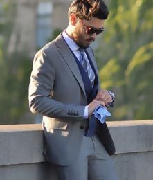 Nieuwe Stijl Lichtgrijs Bruidegom Tuxedos Notch Revers Slim Fit GroomsMen Mens Trouwjurk Uitstekende Man Jacket Blazer 3 Stuk Suit (Jas + Broek + Vest + Tie) 1800