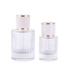 Bouteilles de parfum en verre rechargeables vides faites sur commande de luxe de nouveau style de 30ml 50ml avec le chapeau noir blanc de pulvérisateur