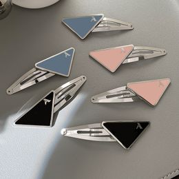 NOUVEAU STYLE Luxury Designer Triangle Hair Clips With Stamp Women Girl Triangle Letter Barrettes Fashion Brand Accessoires de cheveux de haute qualité Barrette de cadeau