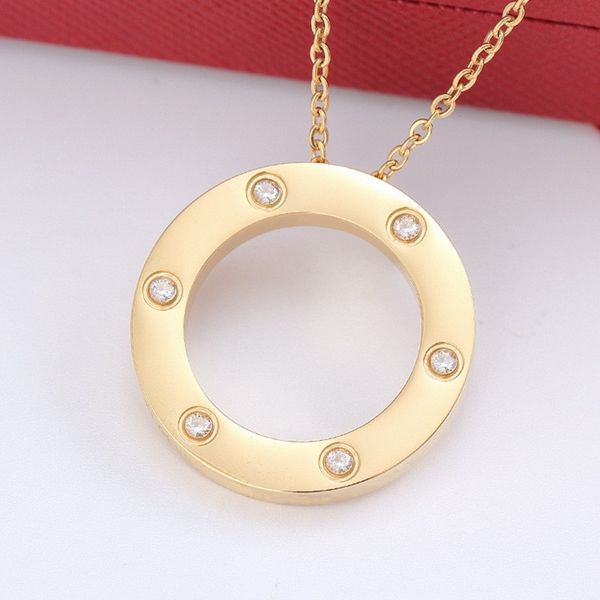 Nouveau style hommes et femmes pendentif colliers créateur de mode design en acier inoxydable plaqué or 18 carats forme ronde collier homme cadeaux Saint Valentin pour femme