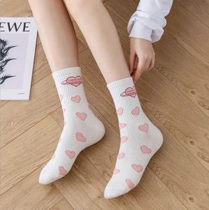 Nouveau Style Moyen Tube Chaussettes Femme Coréenne Coeur Tendance Japonais Belle Étudiant Noir Blanc Doux Kawaii Casual Femmes Chaussettes Lâches