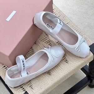 Nuevo estilo Miui sandal ballet plano zapato baile para mujer arco loafer blanco blanco verano zapato casual encantador al aire libre vestido de diseño bajo de lujo yoga sexy caminata de seda dama regalo