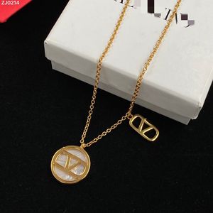 Nieuwe stijl kettingontwerper voor dames stud luxe goud hartvorm parel kristal goud dubbele v letter sieraden ketting-3 b