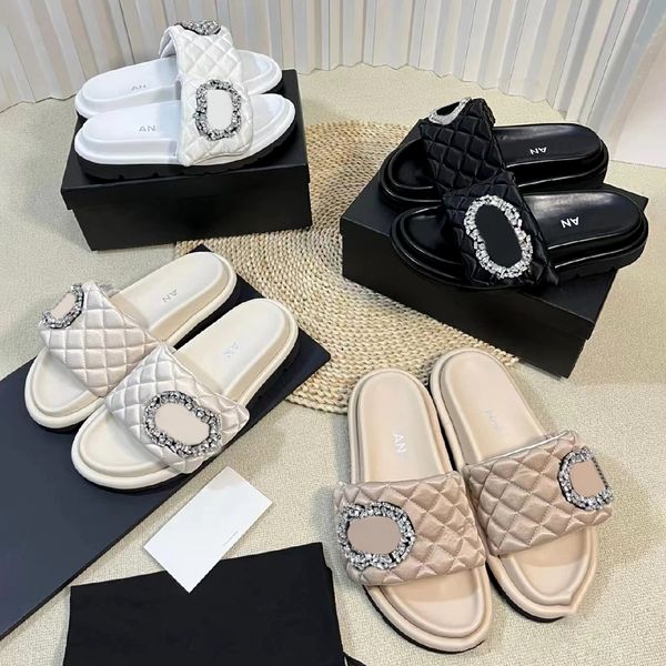 Designer Summer Diamond Glistten Sandales Slipper Channel Slide Mule Mule Luxury Chaussure Sandale Top Quality Chaussures Casual Chores Men Femmes Rubber Black Nylon Sliders Lady Box