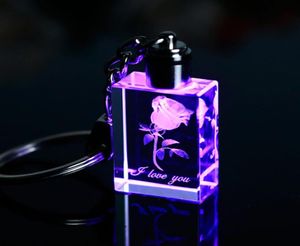 Nuevo estilo personalizado grabado con láser 3D Rosa flor cristal luz LED llavero forma de cubo llavero para regalo 8128870