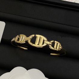 Bracelets de nez de porc de nouveau style Gold Bangle Letter Titanium Steel Precision Edition Braceuse en argent de haute qualité Femmes Jewleery Luxury Not Fade