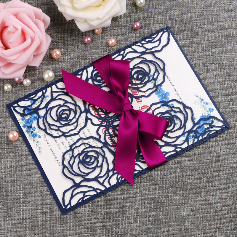 Nieuwe stijl Rose Pattern Navy Blue Laser Cut Uitnodiging kaarten met linten voor bruiloft bruids douche verloving verjaardag verjaardag afstuderen feest