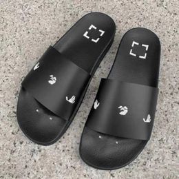 Nuevo estilo Sandalia de goma Moda de moda Mujeres Diseñadores Menores Mula de lujo Zapatos informales de alta calidad Sliders al aire libre Playa de verano Sandale Sandale Indoor Loafer