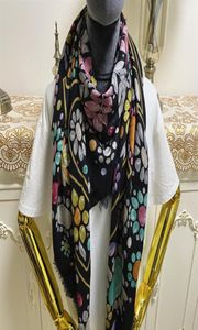 Nouveau style taille 130 cm 130 cm matériau en laine de soie imprimé lettres motif fleurs couleur noire beaux foulards carrés châle pour femmes 959876095