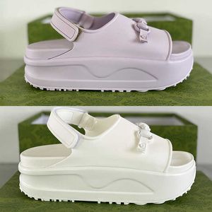 Nuevo estilo Zapatillas Sandalia Sliders Macaron Parte inferior gruesa Antideslizante Moda suave Zapatilla Las mujeres usan Chanclas de playa Sandalias de playa con caja NO448