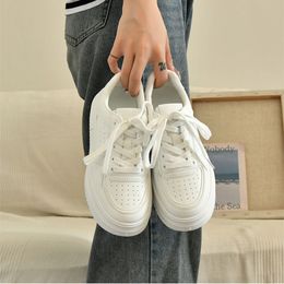 Nouveau style, petites chaussures blanches à semelle épaisse