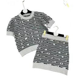 Pull tricoté à manches courtes et col rond pour femmes, nouveau style avec lettres imprimées, haut et jupe, ensemble 2 pièces